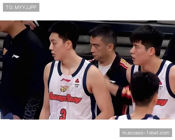 深圳外线防守漏洞：被张皓嘉命中关键三分未能及时补防